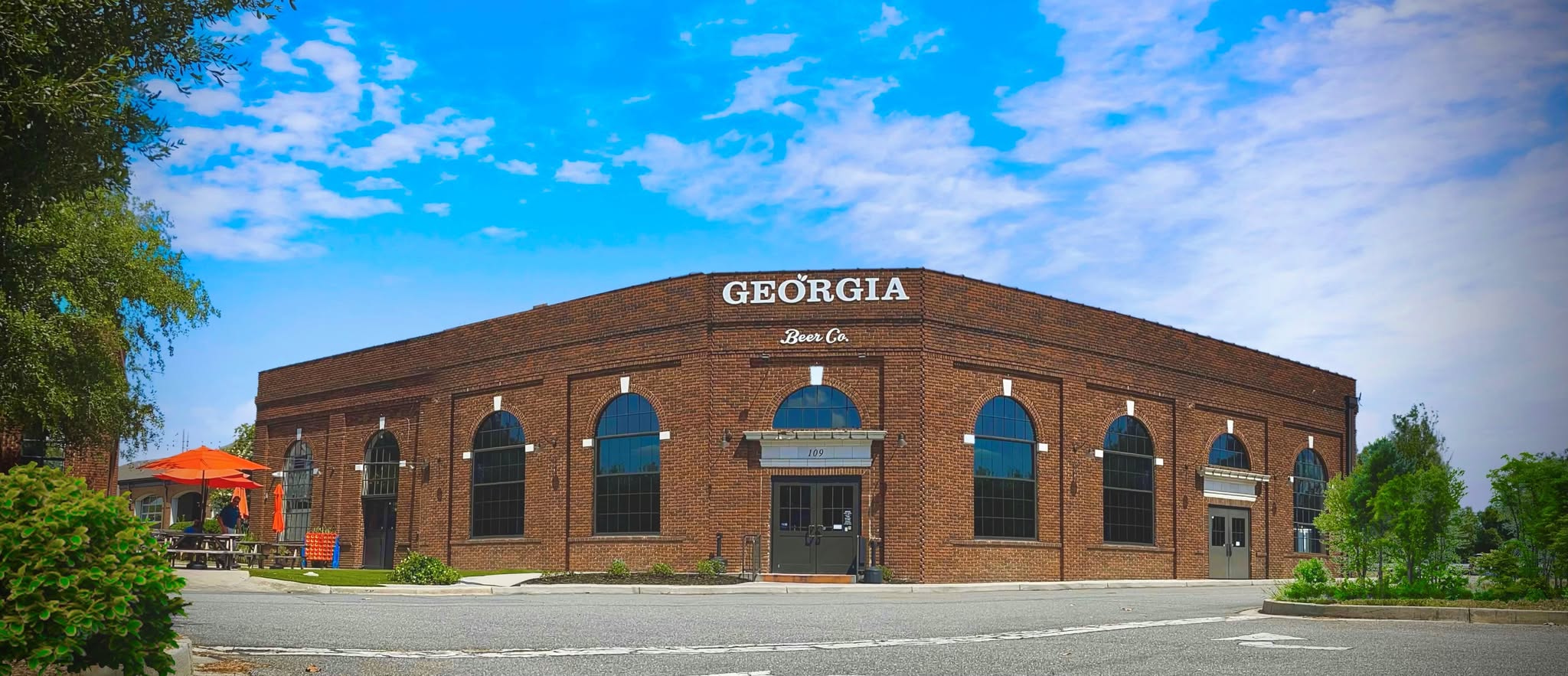 🍺 Breweries, Bars & Nightlife